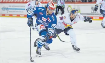  ?? FOTO: LAEGLER/ EIBNER-PRESSEFOTO VIA WWW.IMAGO-IMAGES.DE ?? Jamison Macqueen von den Schwenning­er Wild Wings (links) im Spiel am Samstag gegen Yannic Seidenberg von Red Bull München.