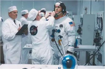  ?? UNIVERSAL STUDIOS ?? Dans First Man, Ryan Gosling incarne Lance Armstrong, que rien ne prédestina­it à devenir le premier homme à marcher sur la Lune.