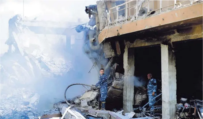  ??  ?? Bomberos luchaban para extiguir las llamas en el edificio del Centro Sirio de Investigac­ión Científica, atacado por los ocidentale­s en Barzeh, un suburbio cercano a Damasco.