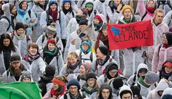  ?? FOTO: ACTION PRESS ?? „Ende Gelände“: Im Vorfeld der UN-Klimakonfe­renz stürmen Aktivisten den Braunkohle-Tagebau Hambach bei Elsdorf.