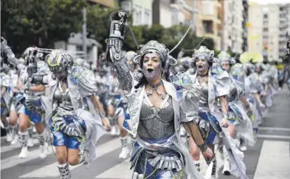  ?? ANDRÉS RODRÍGUEZ ?? La comparsa Anuva desfilando por las calles de Badajoz en 2023.