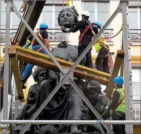  ??  ?? La tête de la statue a dû être enlevée car elle ne passait pas sous les ponts.