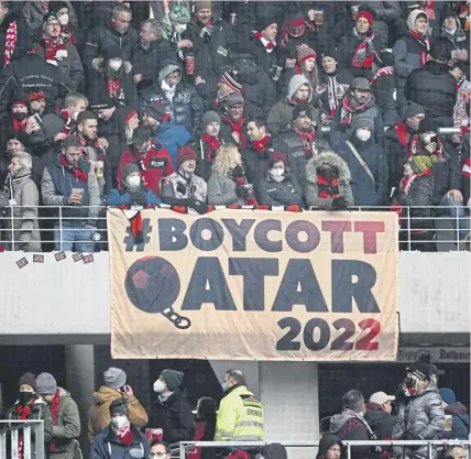  ?? ?? ↑ Fans of Freiburg in Germany made clear their feelings about the Qatar World Cup earlier this year