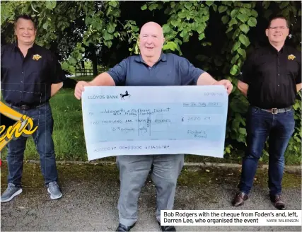  ?? MARK WILKINSON ?? Bob Rodgers with the cheque from Foden’s and, left, Darren Lee, who organised the event