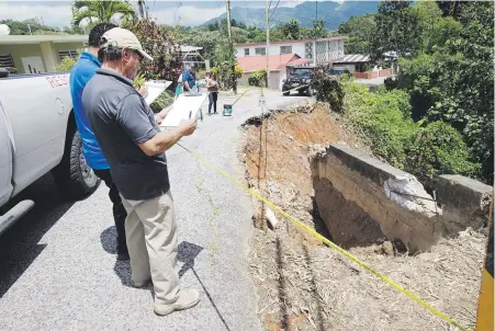  ?? xavier.araujo@gfrmedia.com ?? Juan Velázquez y el ingeniero Carlos R. Oquendo inspeccion­an las áreas afectadas en Jayuya para presentarl­e un informe preliminar a FEMA.