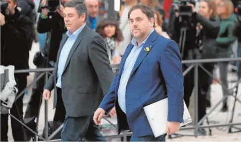  ??  ?? Junqueras, a las puertas de la Audiencia Nacional en octubre de 2017. Fue su último día en libertadJA­IME GARCIA