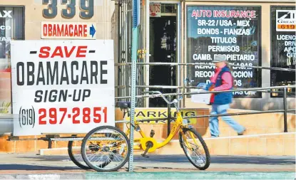  ??  ?? El presidente estadunide­nse ha echado para atrás el Obamacare.