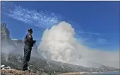  ?? PICTURE: HENK KRUGER/ANA ?? Unpredicta­ble weather conditions which led to the rapid spread of the fire in Oudekraal between Camps Bay and Llandudno made it necessary for the fire management team of Table Mountain National Park to request reinforcem­ents yesterday morning.