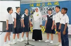  ??  ?? 為了讓法哈妮不感孤單，校方貼心安排6位五年­級學生陪伴法哈妮高唱­畢業歌。