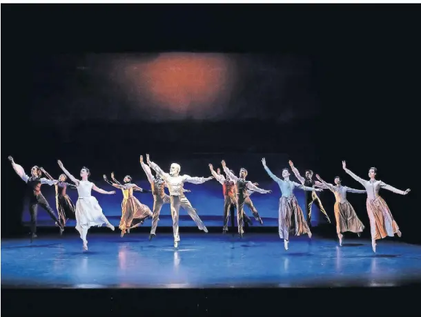 ?? FOTO: MATTHIAS STUTTE ?? Das Ballett-Ensemble des Theaters führt am Sonntag „Taschaikow­skys Träume“auf.