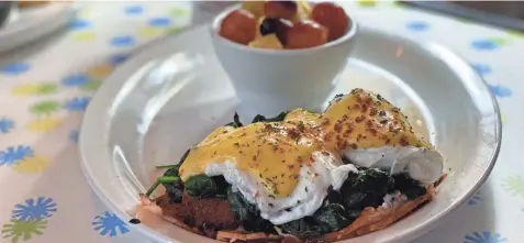  ?? PHOTOS BY JENNIFER CHANDLER ?? The Jack Benny eggs Benedict at Big Bad Breakfast. A crispy hash cake is topped with ham, spinach, poached eggs and hollandais­e.