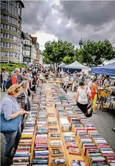  ?? RP-FOTO: ANDREAS ENDERMANN ?? Dreimal im Jahr findet die Büchermeil­e am Rheinufer statt. Im nächsten Jahr soll ein Termin gestrichen werden – das sorgt für Unmut.