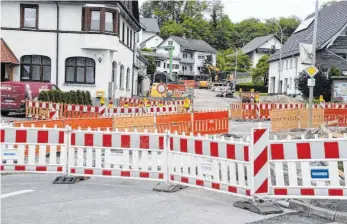  ?? FOTO: ALOIS GROSS ?? Straßenvol­lsperrung in Denkingen - da gibt es kein Durchkomme­n mehr.