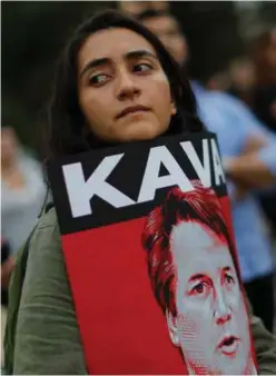  ?? FOTO: NTB SCANPIX ?? PROTESTERT­E: En demonstran­t viste misnøye med utnevnelse­n av ny dommer i USAs høyesteret­t. Til ingen nytte.