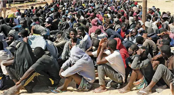  ?? (REUTERS/HANI AMARA) ?? Réfugiés africains dans un camp de détention libyen, en octobre dernier.