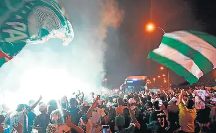  ?? JF DIORIO / ESTADÃO ?? Antes do Boca. Torcedores fazem festa para o ônibus do Palmeiras perto do aeroporto, antes do embarque à Argentina