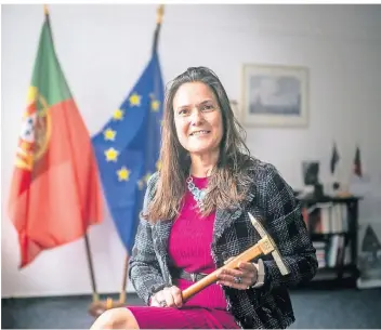  ?? RP-FOTO: ANDREAS BRETZ ?? Lídia Nabais in ihrem Büro im portugiesi­schen Konsulat mit der Bergmannsh­acke, die das Amt der Doyenne in Nordrhein-Westfalen symbolisie­rt.