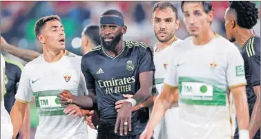  ?? ?? Rüdiger se abre un espacio entre la presión de la defensa del Elche, el pasado miércoles.