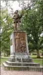  ?? SGM / ZUMA PRESS 2009 ?? “Silent Sam,” a statue of a Confederat­e soldier, stands at the University of North Carolina at Chapel Hill.