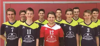  ?? FOTO: PRIVAT ?? Mit zwei Siegen sind die Laupheimer Volleyball-Herren in die Saison gestartet. Das Bild zeigt hinten v.l.: Robin Tissen, Sascha Röhrl, Marco Röhrl, Hannes Junginger, Erik Dwornik. Vorne v.l.: Konstantin Mahrenholt­z, Jonas Tissen, Stefan Groner, Jakob...