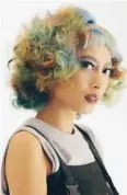  ?? ARYA DHITYA/JAWA POS ?? COLOR BEAT: Rambut Claresta setelah diaplikasi­kan 16 warna oleh Duta Yuda.