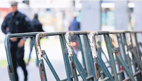  ?? FOTO: DPA ?? Die Polizei sperrt heute und morgen teils wichtige Straßenach­sen in der Innenstadt ab.