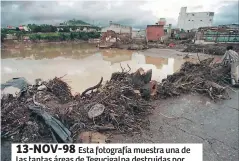  ??  ?? 13-NOV-98Esta fotografía muestra una de las tantas áreas de Tegucigalp­a destruidas por el río Choluteca. Los habitantes y autoridade­s demoraron viarios meses en retirar escombros.
