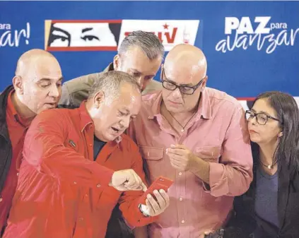  ??  ?? ► Los líderes oficialist­as Jorge y Delcy Rodriguez, Tarek El Aissami y Diosdado Cabello, el domingo.