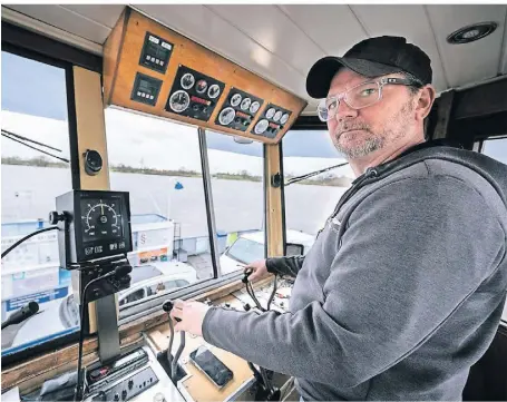  ?? FOTO: STEFAN AREND ?? Dirk Nowakowski hat die Fähre „Glück auf“in Walsum von seinem Stiefvater übernommen. Doch das war zunächst gar nicht so geplant.