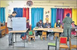  ?? SANCHIT KHANNA/HT PHOTO ?? A man casts his vote at a booth in Jamia Nagar on Sunday.