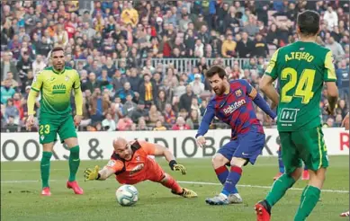  ??  ?? Lionel Messi probeert een doelpunt te maken, terwijl doelman Marko Dmitrovic van Eibar probeert hem te stoppen. (Foto: Goal)