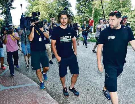  ?? IMAGO ?? Freizeitlo­ok statt Renndress: Weltmeiste­r Peter Sagan verabschie­det sich vor der 5. Etappe von der Tour de France.