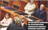  ??  ?? Ish- kryeminist­ri Sali Berisha dje në parlament duke regjistrua­r ish- ministrin e Brendshëm, Saimir Tahiri