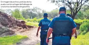  ??  ?? En imagen de archivo, policías de Irapuato camino al lugar del hallazgo de una toma clandestin­a de gasolina.