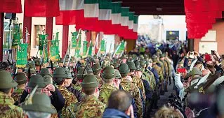  ?? ?? Orgoglio
La cerimonia di ieri sul Ponte degli alpini durante la quale sono stati consegnati i cappelli a 180 allievi del Centro di addestrame­nto alpino di Aosta. I cappelli sono stati prima benedetti dal cappellano militare don Fabio Zanin (