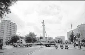  ?? AP/GERALD HERBERT ?? Crews prepare to take down the statue of Confederat­e Gen. Robert E. Lee in Lee Circle on Friday in New Orleans.