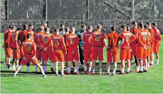  ?? BILD: SN/GEPA ?? Aufmerksam lauschten die ÖFB-Spieler ihrem neuen Teamchef Franco Foda im Trainingsl­ager.