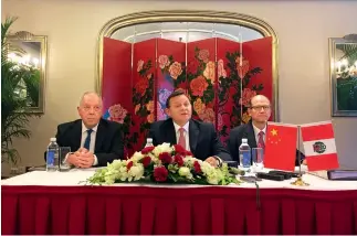  ?? Michael Zárate ?? 28 de agosto de 2018. El canciller Néstor Popolizio ( al centro), el embajador peruano Luis Quesada ( izq.) y el ministro consejero Jaime Casafranca en una rueda de prensa en Beijing.