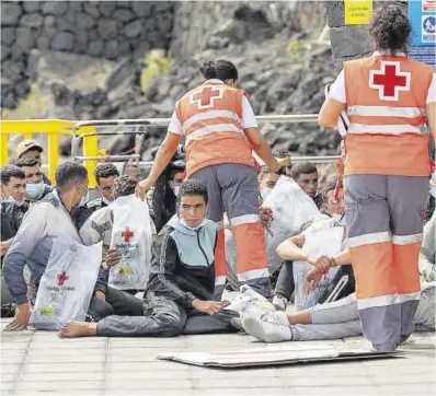  ?? Adriel Perdomo / Efe ?? Personal de Creu Roja atén un grup d’immigrants arribats a l’illa de Lanzarote a l’octubre.