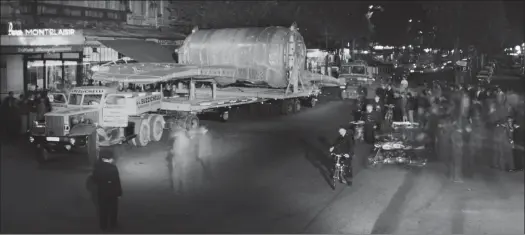  ?? ASSOCIATIO­N AIRITAGE ?? Traversée nocturne de Toulouse pour un tronçon de Concorde en mai 1966. Français et Britanniqu­es organisère­nt une grande chaîne logistique entre les deux pays.