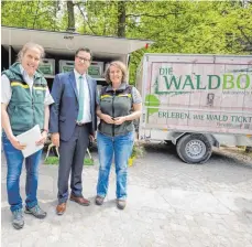  ?? FOTO: JAN POTENTE ?? Peter Hauk, Minister für Ländlichen Raum und Verbrauche­rschutz, übergab die Waldbox an Katrin Fritz (links) und Barbara Kneer vom Kreisforst­amt.