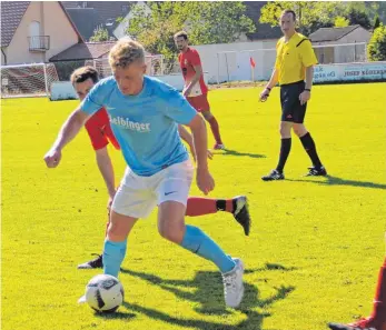  ?? THORSTEN KERN FOTO: ?? Dominik Boos soll eine Führungsro­lle im Mittelfeld des Fußball-Landesligi­sten SV Oberzell übernehmen.