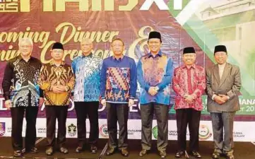  ??  ?? DR Abdul Rahman (tiga dari kiri) bersama delegasi KAIB11, semalam.