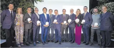  ?? ?? Directivos de Porcelanos­a Grupo posan junto a los diferentes premiados en la gala y el presentado­r del acto.