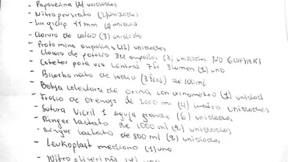  ??  ?? En la receta médica solicitada a Rafaela Macial para su cirugía figuran insumos básicos como bicarbonat­o y esparadrap­o