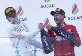  ?? AP ?? Valtteri Bottas, de Mercedes (izq.), celebró con Sebastian Vettel.