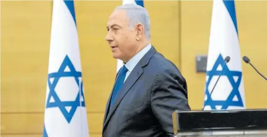  ?? Foto: Efe ?? El primer ministro israelí, Benjamin Netanyahu, abandona una comparecen­cia de prensa.