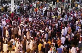  ?? ?? (AP/Smowal Abdalla)
Sudanese and foreigners arrive Saturday in Port Sudan, the country’s main seaport, as they wait to be evacuated from Sudan.