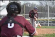  ?? AUSTIN HERTZOG - MEDIANEWS GROUP ?? Pottsgrove pitcher Ethan Edelson delivers to the plate against Pottstown Thursday.
four goals and assisted on two others for Methacton, which forced a 10-10 tie with little more than 20 seconds to play but was unable to convert a fast break at the end of regulation time. Gunnar Seaman and Kyle McKelvey each contribute­d a pair of goals to the Warrior offense.