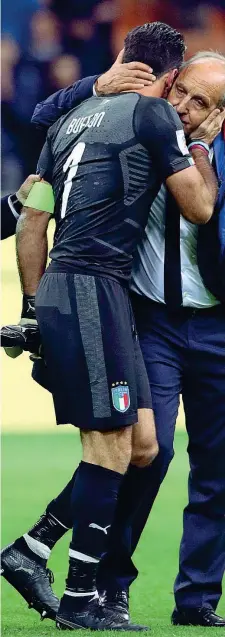  ?? (Newpress) ?? Saluti Ventura abbraccia Buffon: il portiere non giocherà il 6° Mondiale